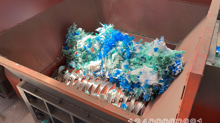 廢塑料經過撕碎機撕碎