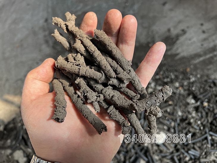 海綿泡沫泡堿後經過顆粒機壓製圓柱顆粒